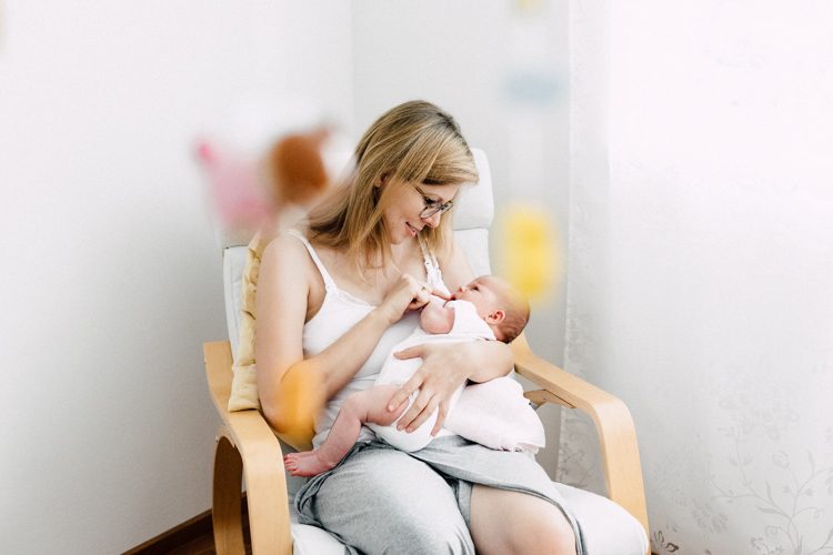Mama und Babyportrait im Kinderzimmer